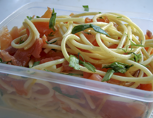 Салат из спагетти и копченого лосося