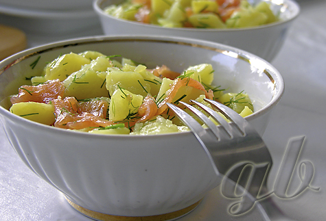 Картофельный салат с копчёным лососем