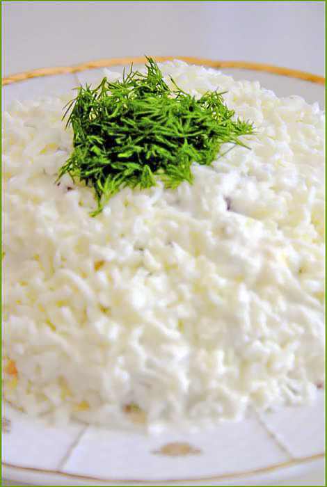 Слоеный салат с рыбой