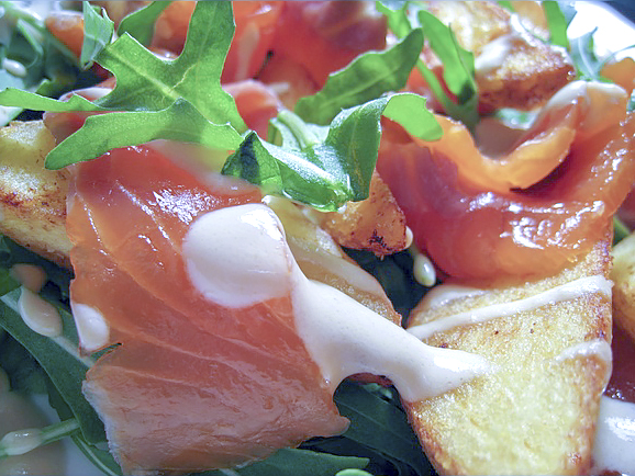 Салат с малосольным лососем и картофелем по-деревенски