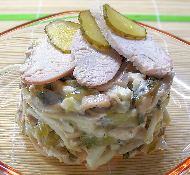 Салат с курицей, грибами и корнем сельдерея