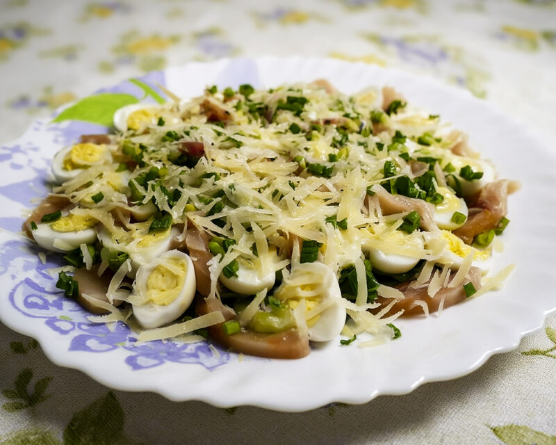 Салат с сельдью и перепелиными яйцами
