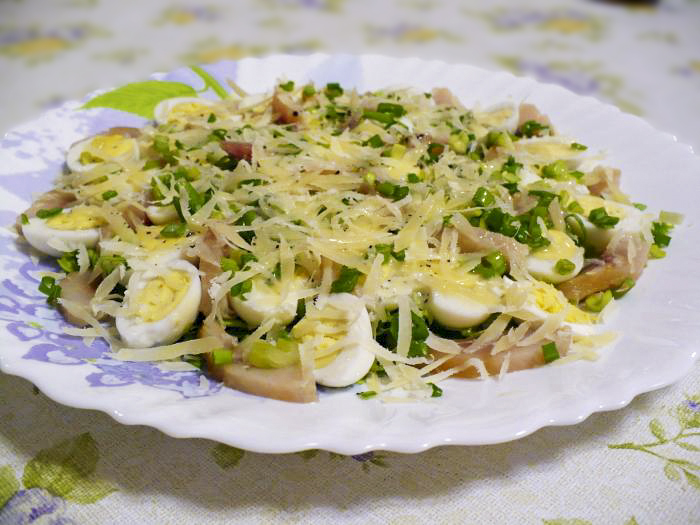 Салат с сельдью и перепелиными яйцами