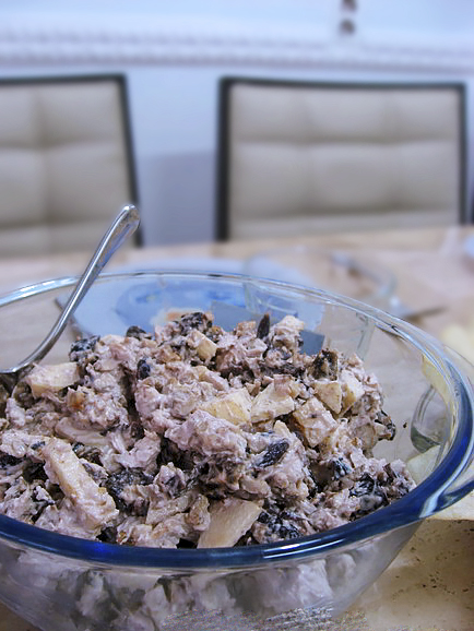 Cалат с курицей и черносливом
