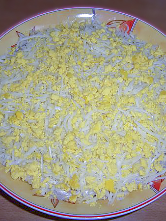 Слоеный салат с курицей, ветчиной и ананасами