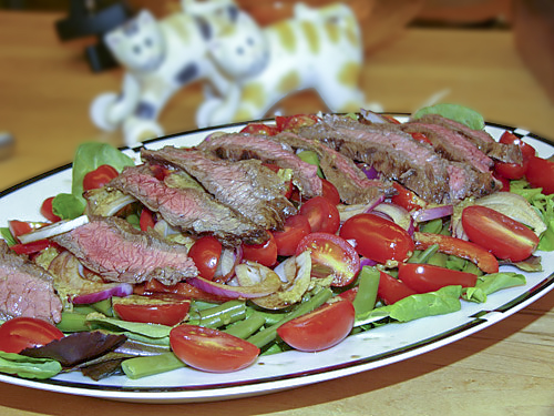 Салат из говядины с овощами