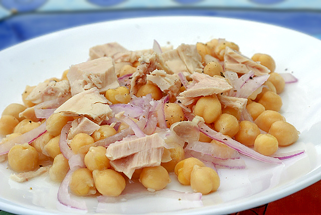 Салат с тунцом и горохом нут
