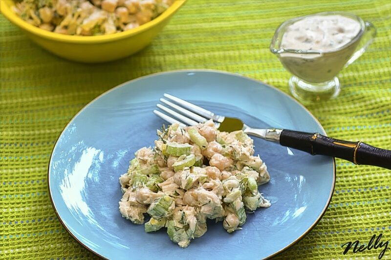 Салат из тунца и нута с соусом Луи