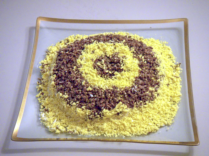 Слоеный салат с рыбой