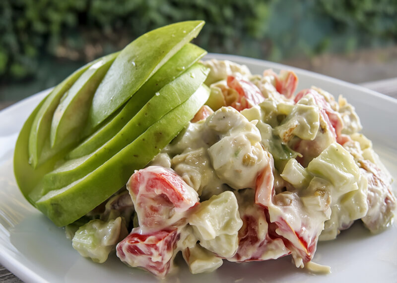 Салат с курицей, виноградом и авокадо