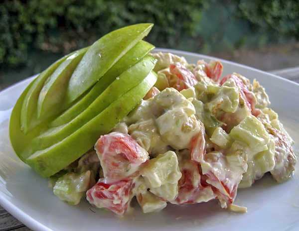 Салат с курицей, виноградом и авокадо