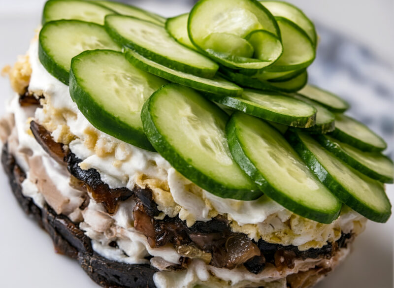 Слоеный салат с курицей, грибами и черносливом