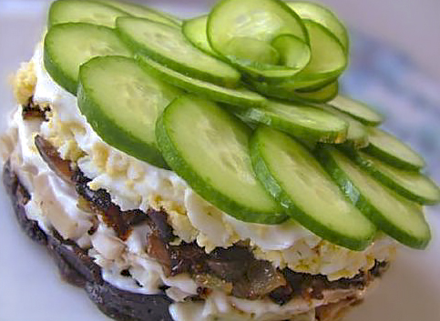 Слоеный салат с курицей, грибами и черносливом