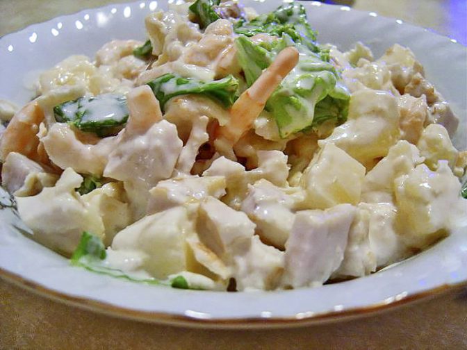 Салат из курицы с ананасами и креветками