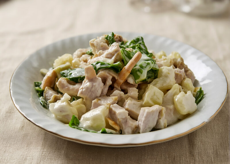 Салат из курицы с ананасами и креветками