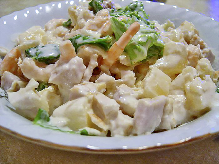 Салат из курицы с ананасами и креветками
