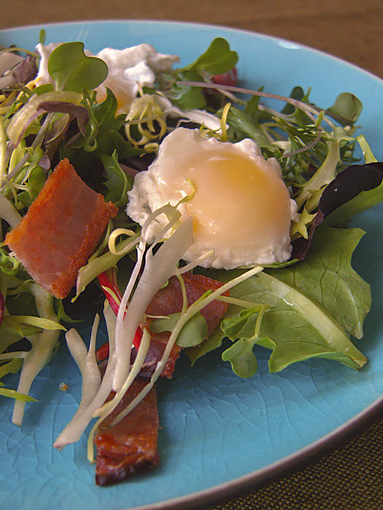 Салат с беконом и яйцом-пашот