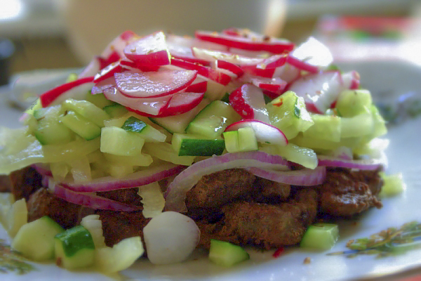 Салат с редисом и печенью