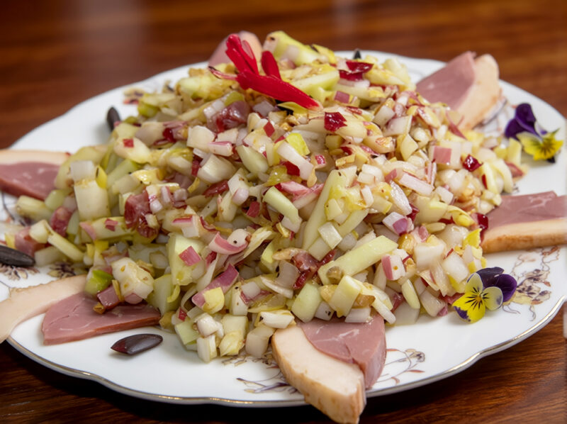 Салат с копченой утиной грудкой и эндивием