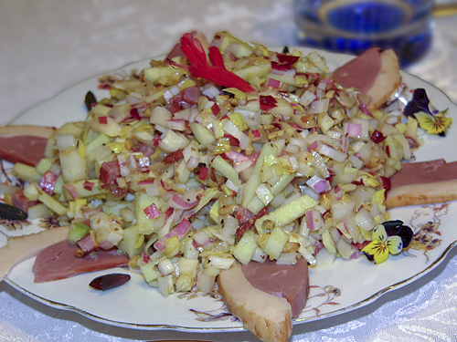 Салат с копченой утиной грудкой и эндивием