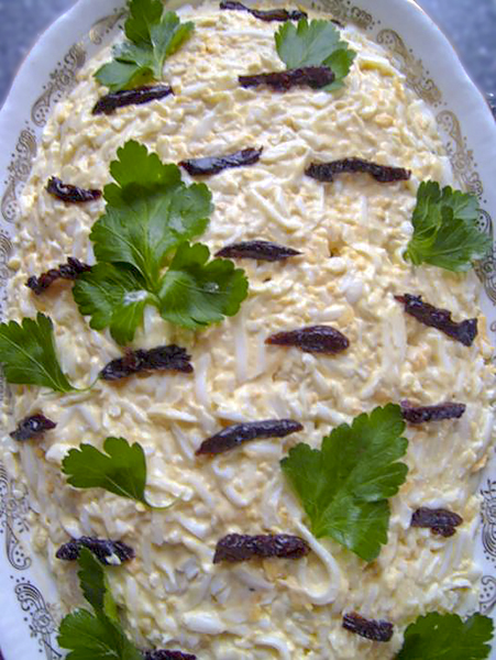 Слоеный салат с курицей, грибами и черносливом ("Березка")