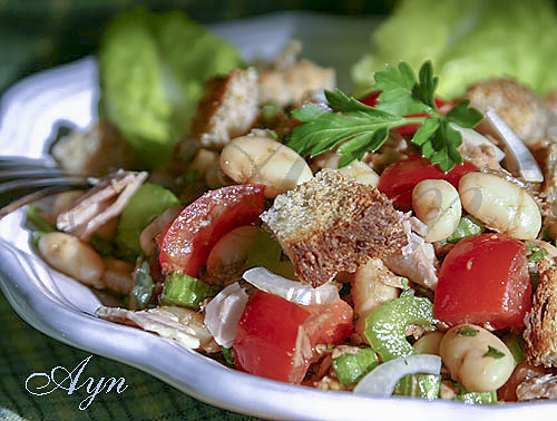 Фасолевый салат с тунцом и сухариками