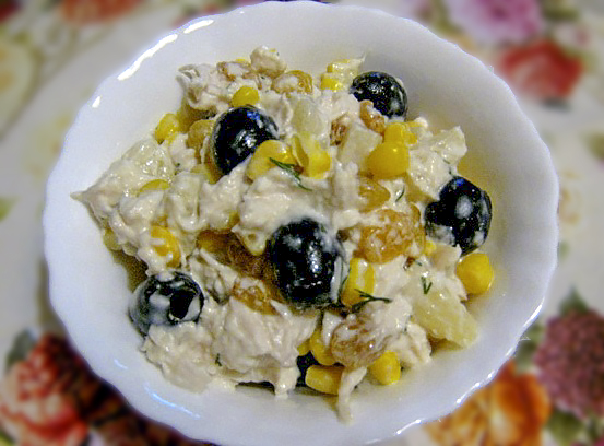 Салат с курицей, кукурузой и ананасами