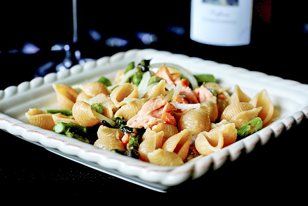 Теплый салат с пастой и копченой рыбой