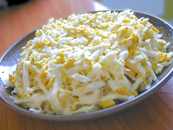 Слоеный салат с рыбой