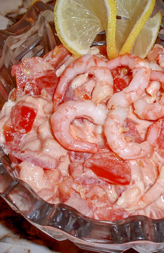 Салат с красной рыбой и креветками