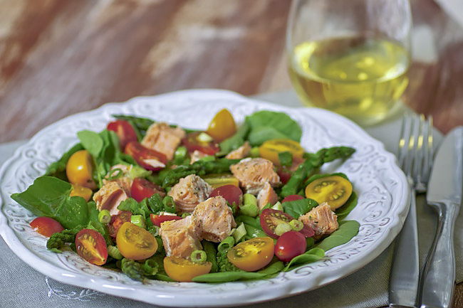 Салат с лососем, спаржей и помидорами с медово-горчичным соусом