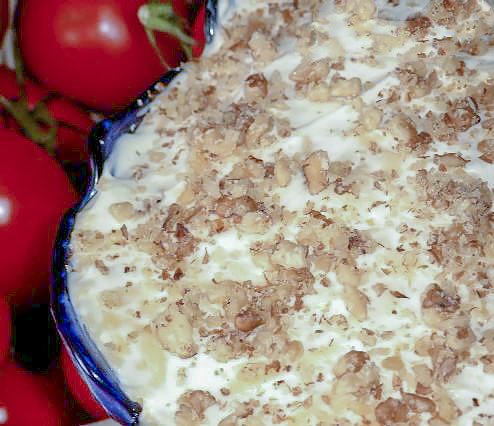 Слоеный салат с курицей и орехами