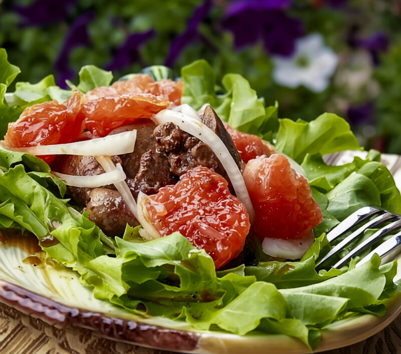 Теплый салат из куриной печени с грейпфрутом