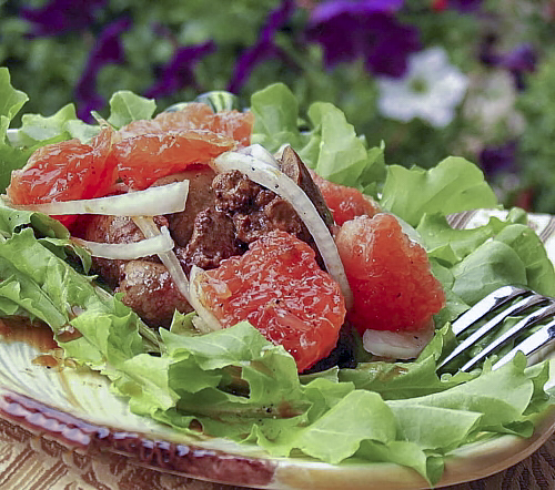 Теплый салат из куриной печени с грейпфрутом