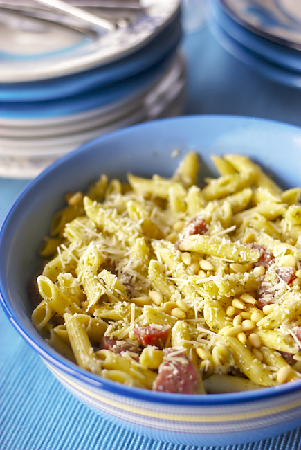 Салат с пастой и салями