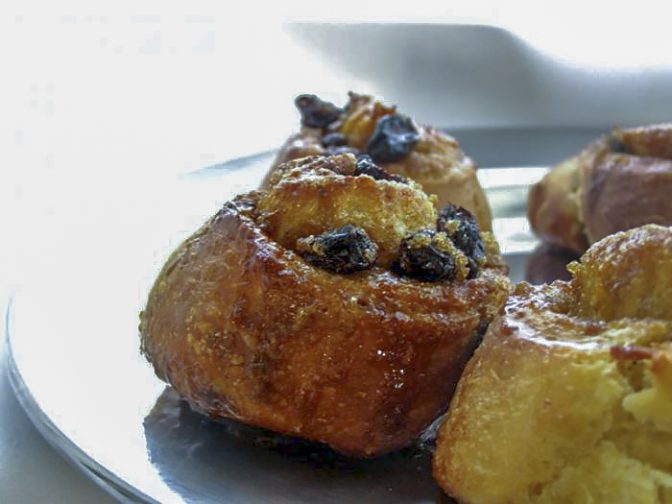 Плюшки с корицей и изюмом