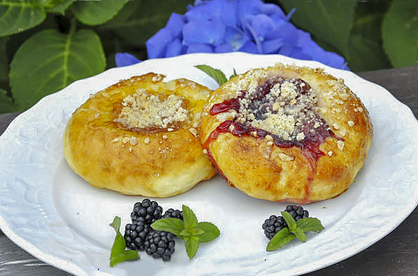 Ватрушки с фруктовой начинкой и штрейзелем