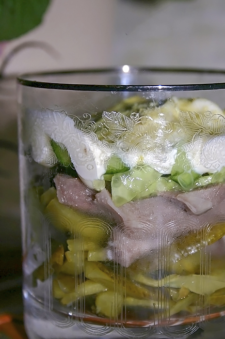 Салат с сырокопченым мясом и огурцами