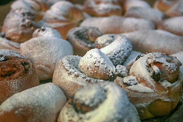 Булочки с корицей, изюмом, орехами, сухофруктами, сахаром или маком