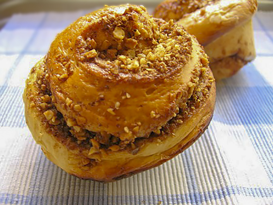 Плюшки с корицей и грецкими орехами