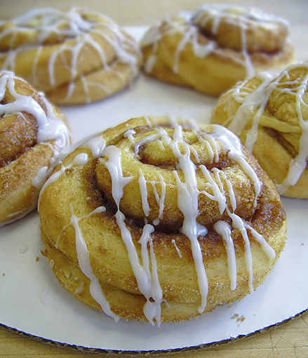 Плюшки с корицей/Липкие булочки (Cinnamon Rolls/Sticky Buns)
