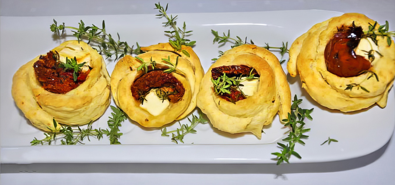 Закусочные тарталетки с моцареллой, вялеными помидорами и тимьяном