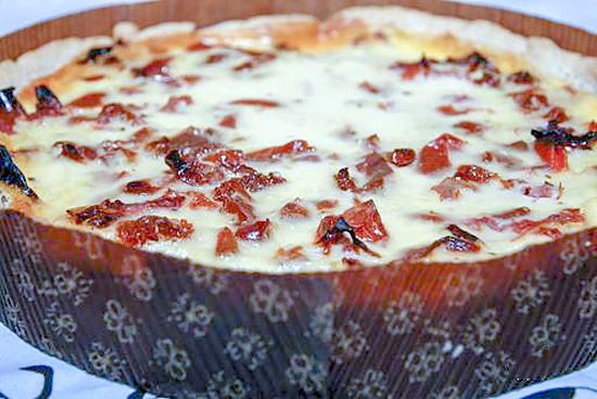 Киш с козьим сыром и сушеными помидорами