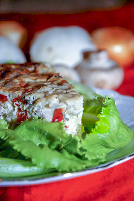 Киш с луком, грибами и ветчиной