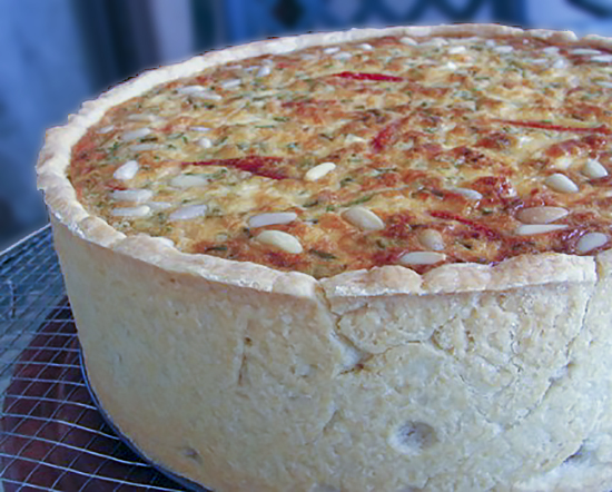 Киш с печеным перцем и козьим сыром