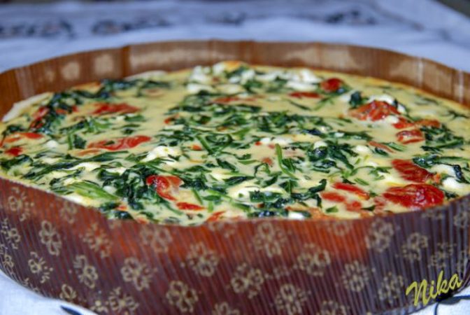 Киш с запеченным перцем и шпинатом