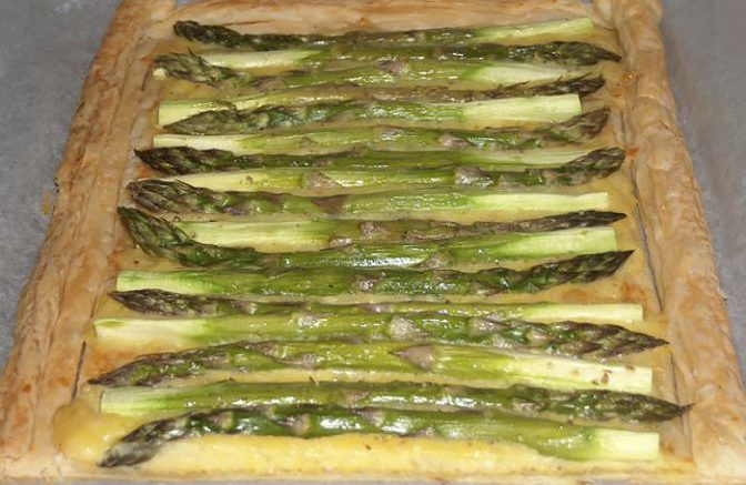 Тарт со спаржей и грюйером