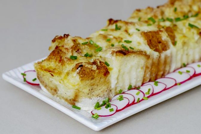 Хлебный пудинг с луком пореем