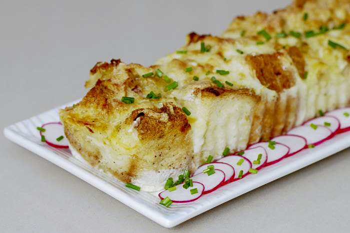 Хлебный пудинг с луком пореем