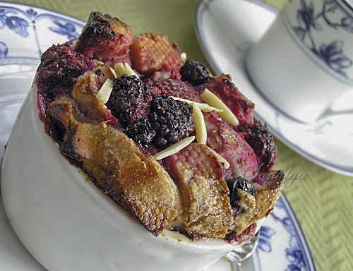 Хлебный пудинг с ягодами